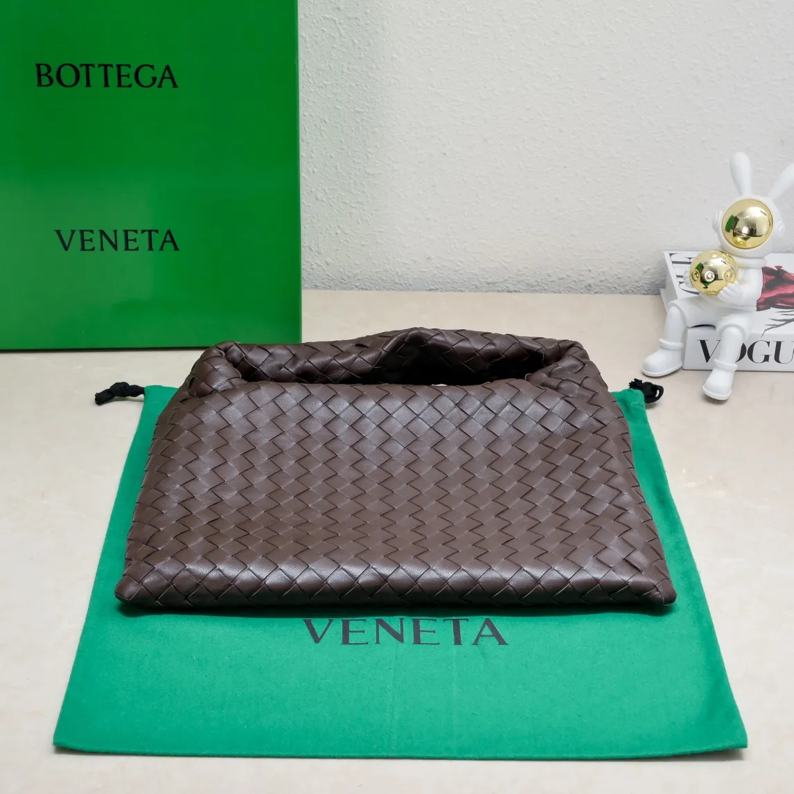 Batch 1860 #Bv new small HOP bag, the bag body and handles are made of a whole piece of woven leather. The bag body is soft and lazy. Hop symbolizes the praise of innovation and eternal craftsmanship [love]. The pyramid silhouette combines practicality and fashion. It is modern and casual. The double-sided closure design of the bag mouth is more convenient and safe! The cowhide texture also makes the bag more wear-resistant and durable. A must-have for fashionable ladies who like minimalism yet comfortable and casual! Size: 41x20.5x7.5, Model: 3966#